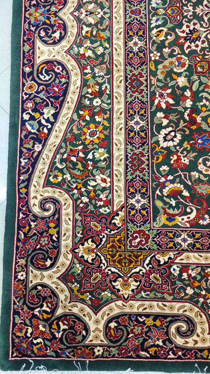 فرش دستباف لولبافت شاهعباسی 284×211 با طرح فاخر شاهعباسی، بافت محکم، رنگبندی اصیل و دوام بالا. مناسب پذیرایی، هال و فضای کلاسیک. خرید مستقیم فرش شاهعباسی.