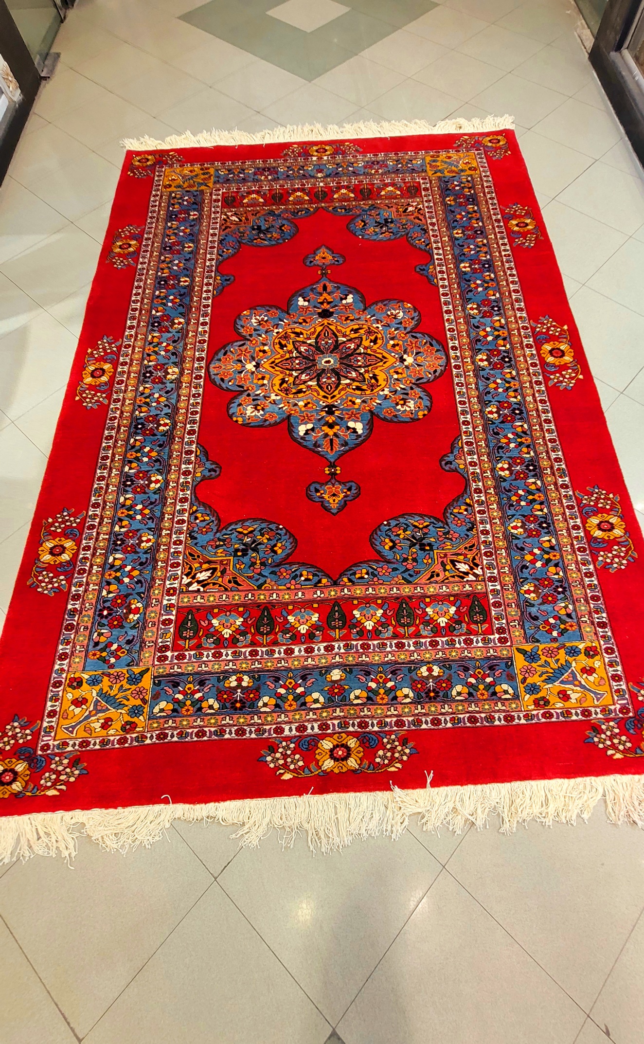 farsh-dastbaft-qashqai-lolbaft-lachak-toranj-gol-abrisham-dastris-45raj-rang-giahi-red-blue-300x200.jpg