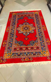 farsh-dastbaft-qashqai-lolbaft-lachak-toranj-gol-abrisham-dastris-45raj-rang-giahi-red-blue-300x200.jpg