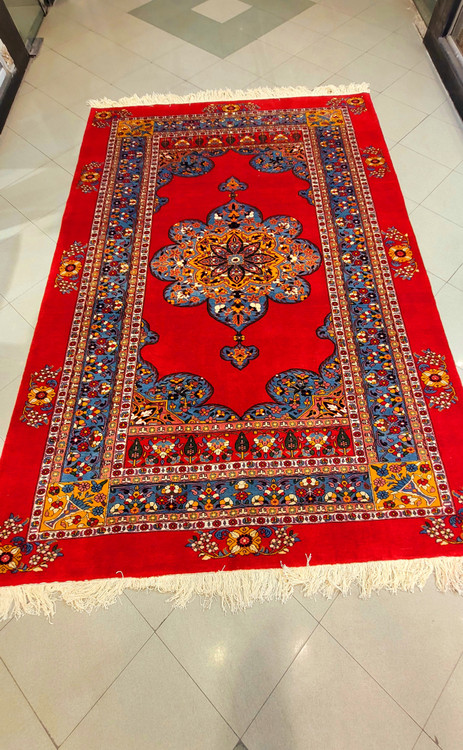 farsh-dastbaft-qashqai-lolbaft-lachak-toranj-gol-abrisham-dastris-45raj-rang-giahi-red-blue-300x200.jpg