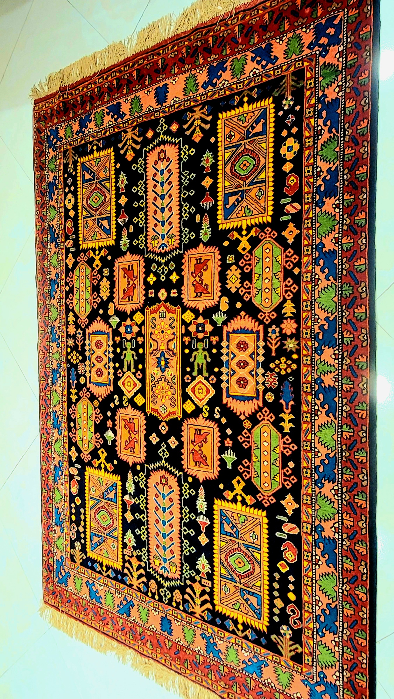 . farsh-dastbaft-qashqai-muzeei-pashm-rang-giahii-cheshmabrishem-140x200.jpg