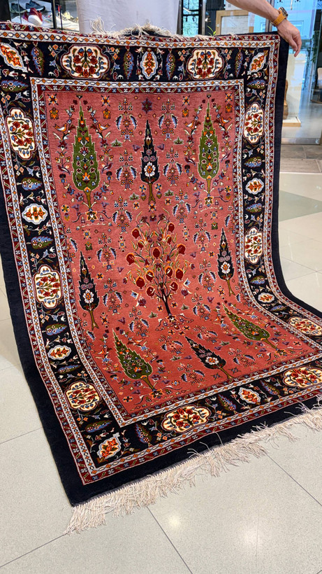 : فرش دستباف سرو و انار با گل ابریشم قالیچه دستبافت چله ابریشم طرح سرو و انار فرش ایرانی گل ابریشم با نقشه سرو و انار